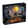CaDA Master C71004w - Mattoncini da costruzione con sole della Terra, 865 pezzi MOC, Designer JK Brickwords (fornito in confezione originale di lusso)